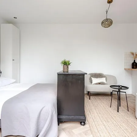 Apartment Leafy Place - A Great Couples Getaway!